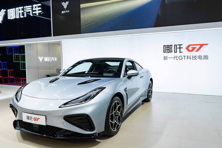 成都252哪吒汽车在智能汽车领域的表现，领途汽车在新能源汽车市场中的影响力